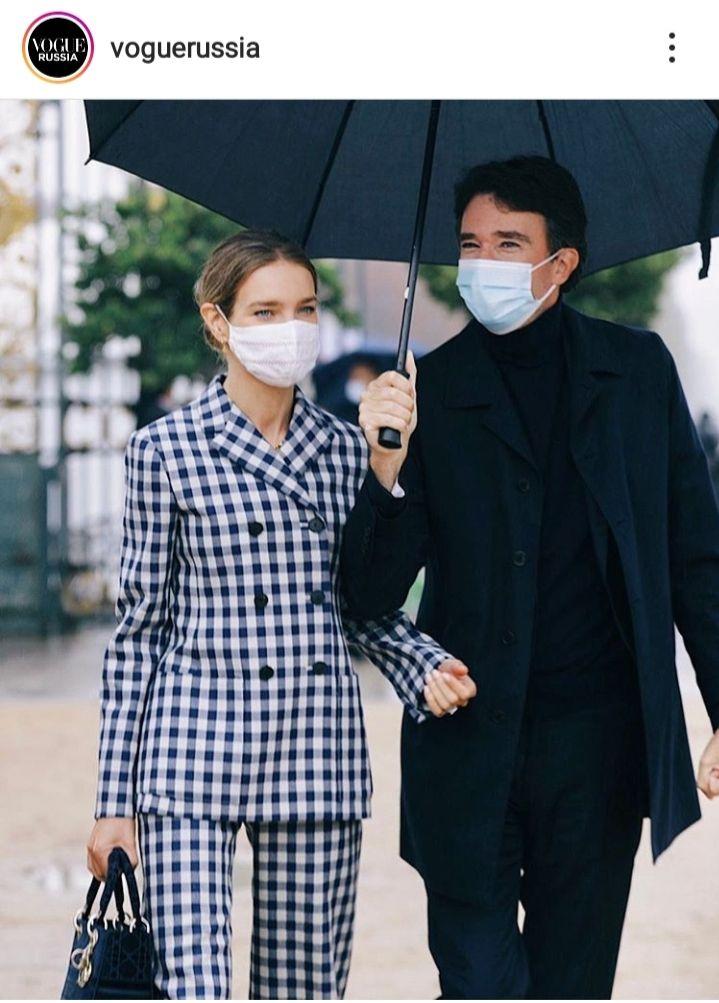 Наталя Водянова похвалилася стрункою фігурою в наймоднішому костюмі осені